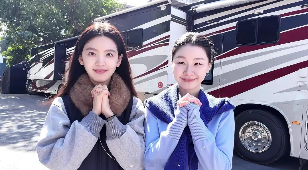 章若楠金靖同框🈶发现章若楠头也挺大的……金靖头和脸都小很多，皮肤也很白