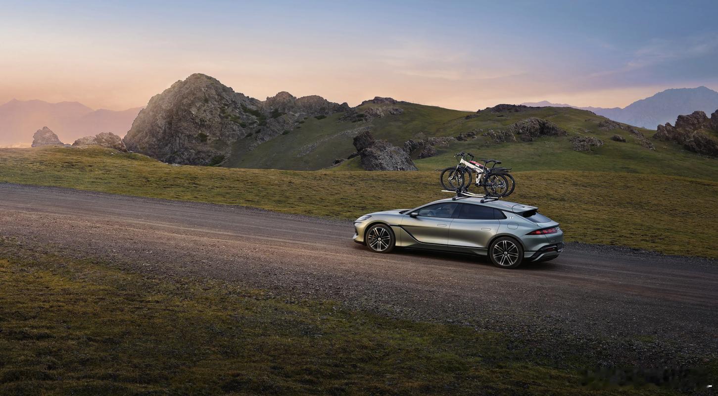 刚才路边遇到一台腾势Z9GT。洗的干干净净，侧面在黄昏的光影下映衬的老帅了...