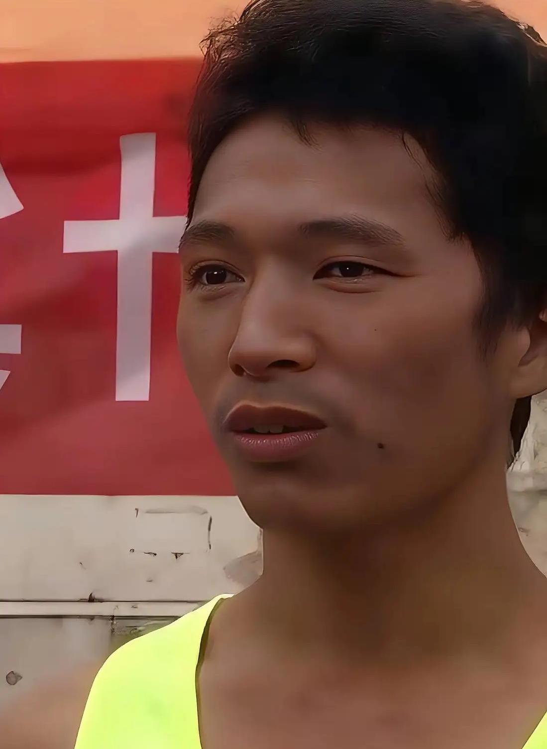 “野人小孩”他爹身份一扒，真是让人倒吸一口凉气！本以为是山里的“奇人”，没想