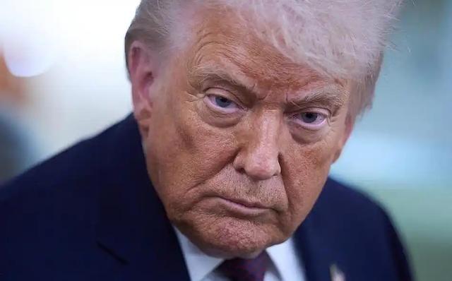 特朗普又开始作了！这次他把枪口对准了法国，说出的话那叫一个扎心。他说二战胜利跟法