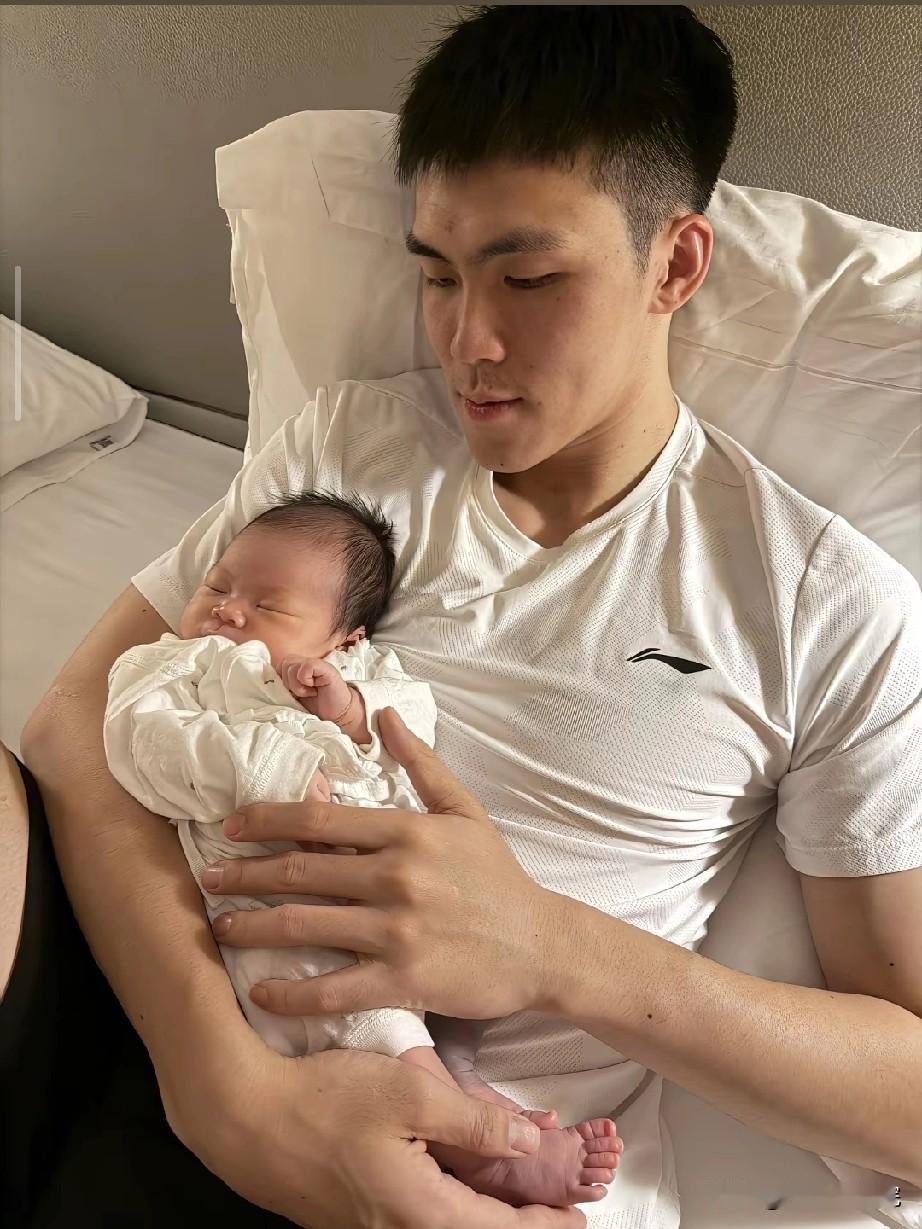 还以为庞峥麟是小孩呢，没想到都当爹了，恭喜！中国男篮返回北京后应该是给球员放