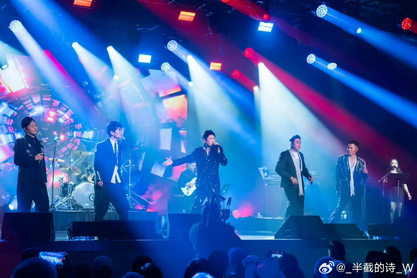 五位哥哥在演唱会上的表现，赢得了当地媒体的一致好评📰