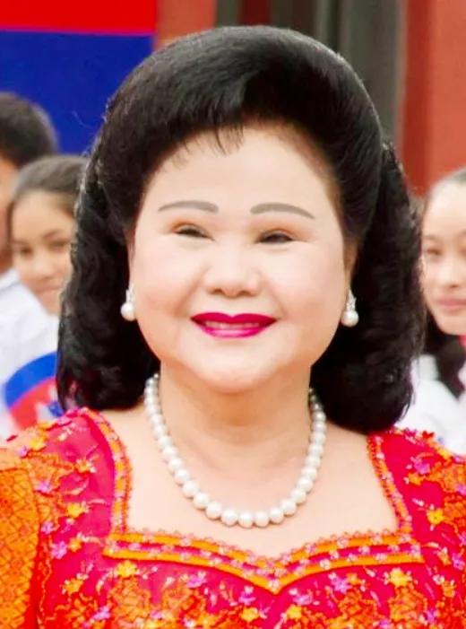 👑洪森两个女儿太美了，柬埔寨第一夫人的珠宝衣橱也太绝了吧！谁能想到69岁