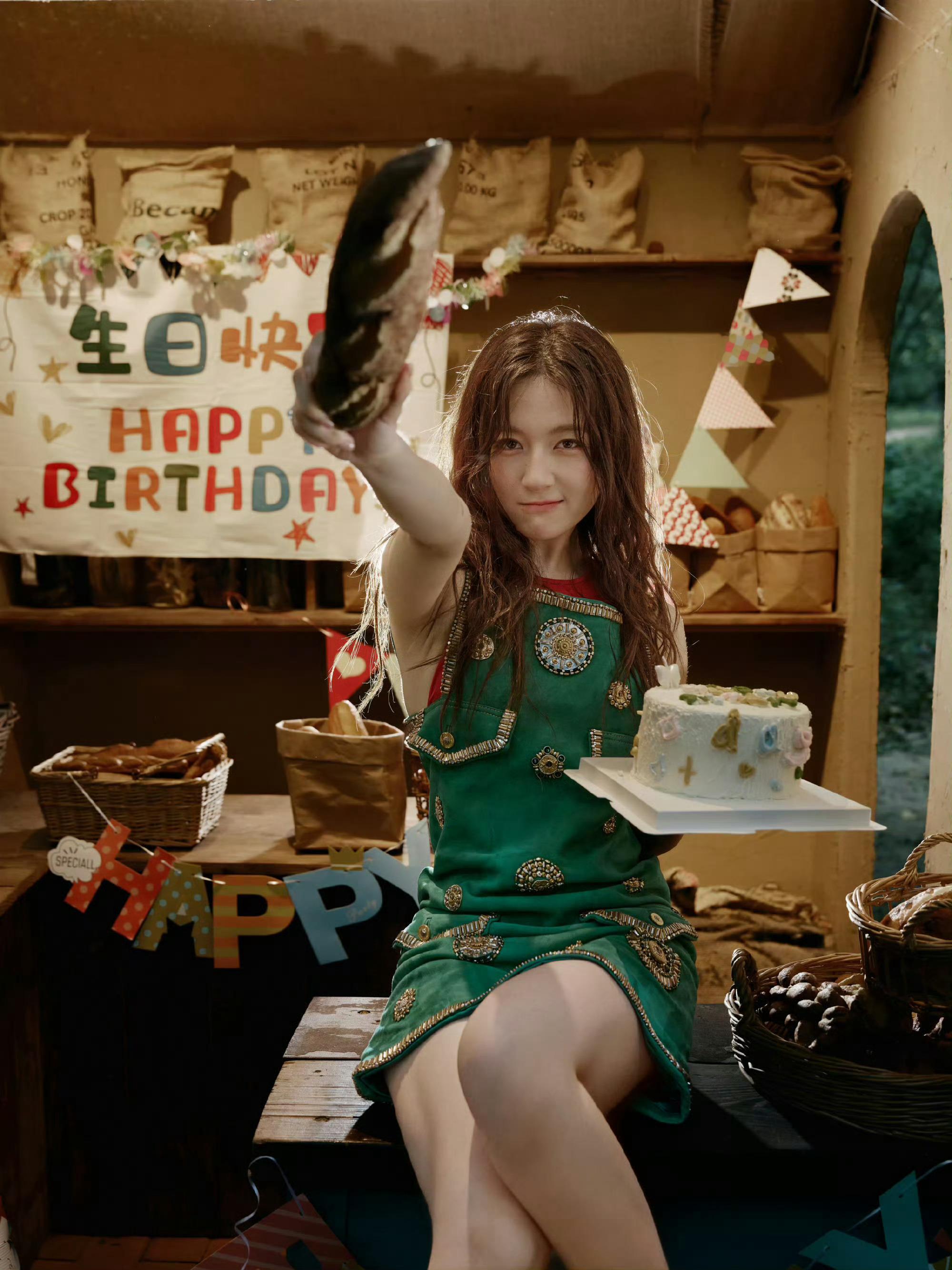 李兰迪我最近没资格爱美食李兰迪给粉丝分生日蛋糕又搞笑又暖心，李兰迪调侃自己没资