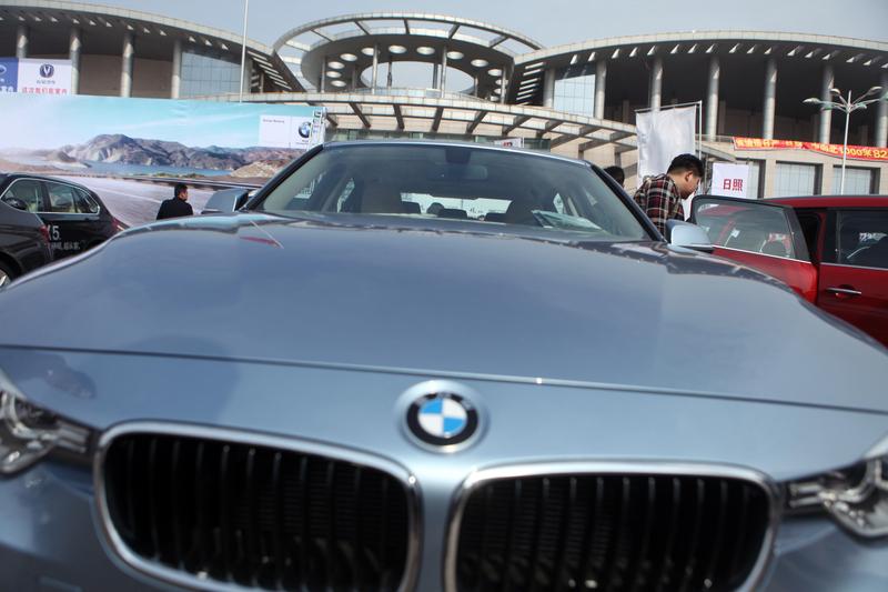 迈腾和宝马3系空间对比还挺有意思。迈腾是中型轿车，车长4865mm，轴距2871