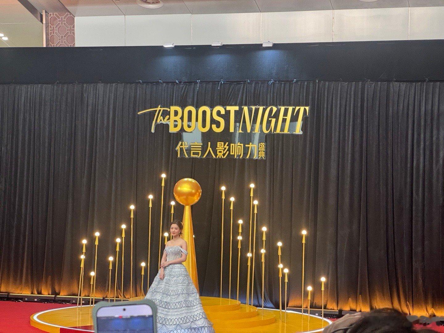 卢昱晓今天厦门线下活动直拍，此女完全就是公主来的，美鼠了卢昱晓公主提裙首届代言人