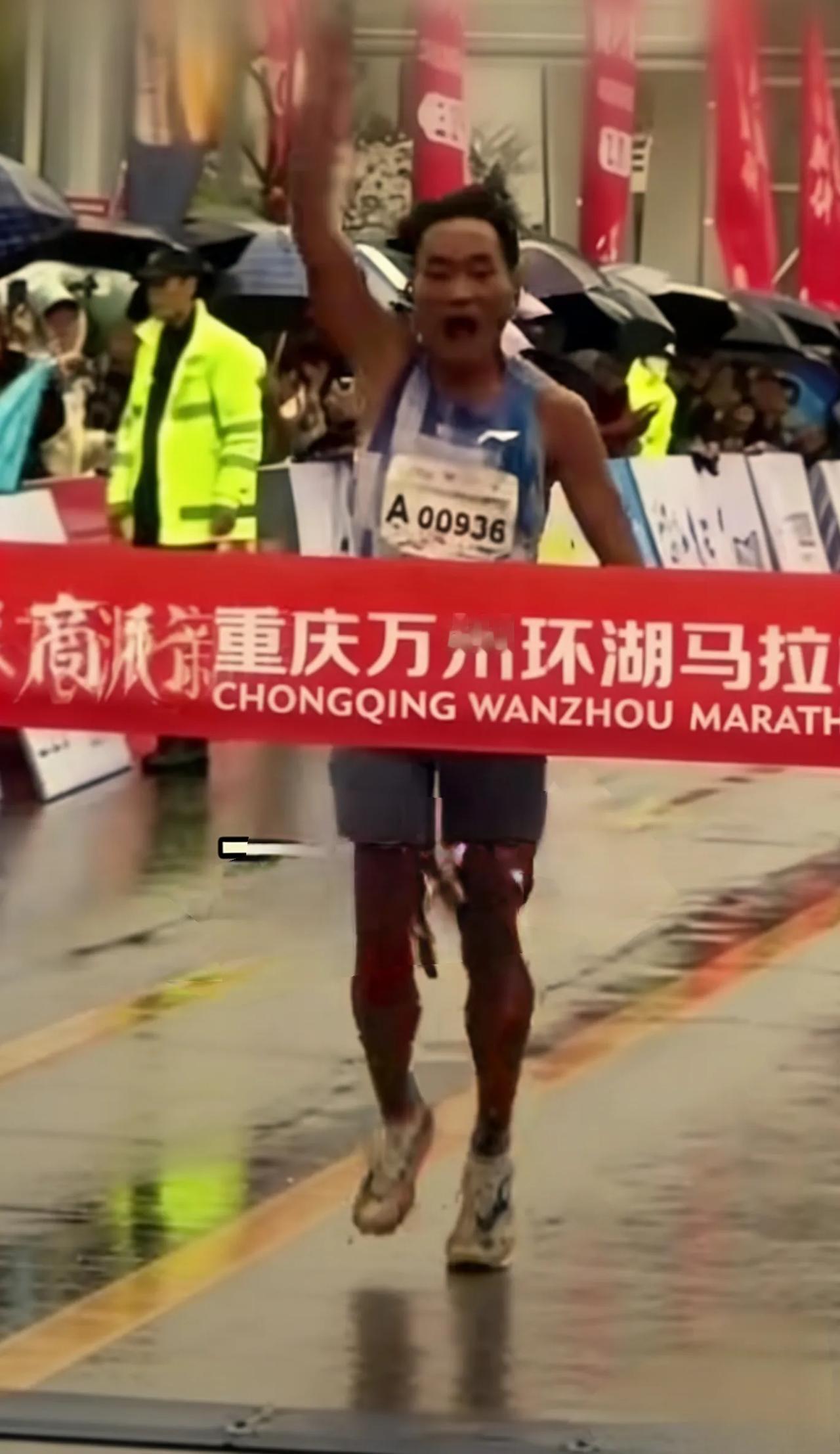 眼看夺冠却被拦下，一场赛事为何出现如此大漏洞？雨丝密密麻麻砸在重庆万州的赛道