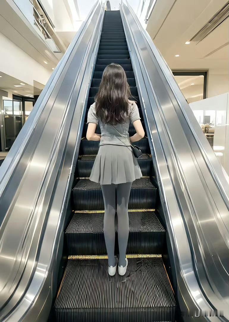 可以随便消费的美色，都是廉价而肤浅的。难以得到的风景，要么在山峰，要么是在背影里