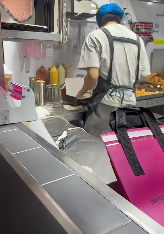 “太心酸了！”8月10日，广东，一炸鸡店深夜突然涌入大量订单，当时店里只有小伙一