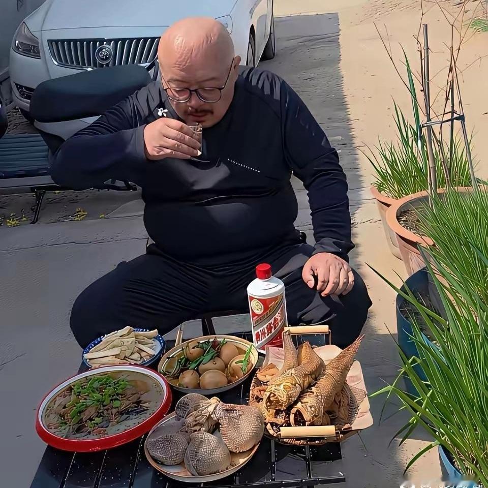 看看这位大哥一个人的午餐，大伙说说，放农村算什么水平？小院露天开席，摆上好