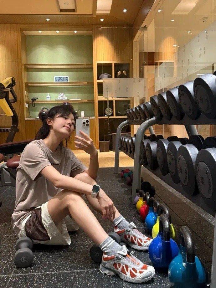 赵今麦健身素颜健身的赵今麦也太绝了吧！镜头里的麦麦浑身透着自律的劲儿，汗水里都