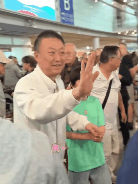 马琳儿子也来接机了，领着孩子很开心击掌庆祝。马琳也有柔情的一面，很喜欢子承父业