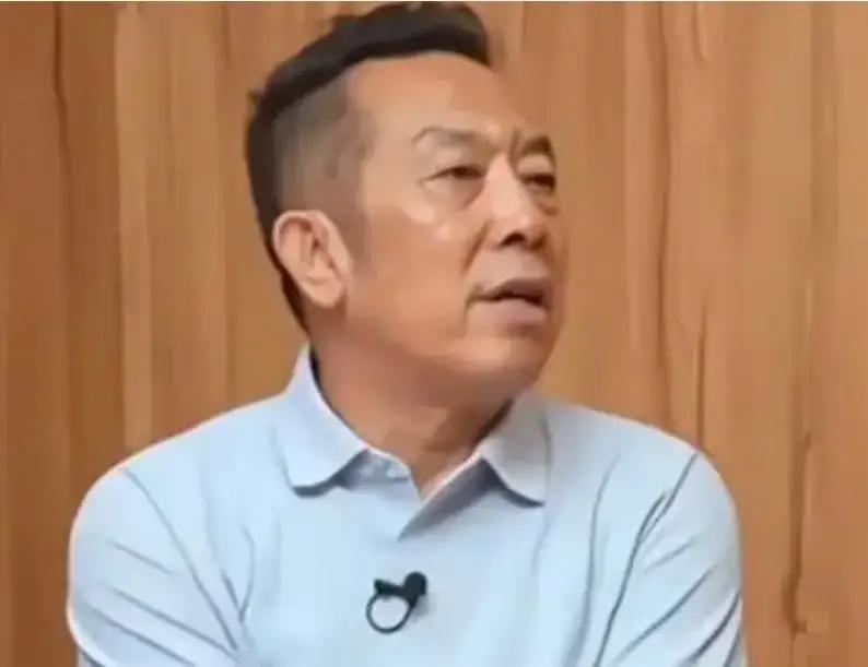 “预制菜风波”沉默100天后，贾国龙终于首次公开发声了。他直言：“当初犯了三个错