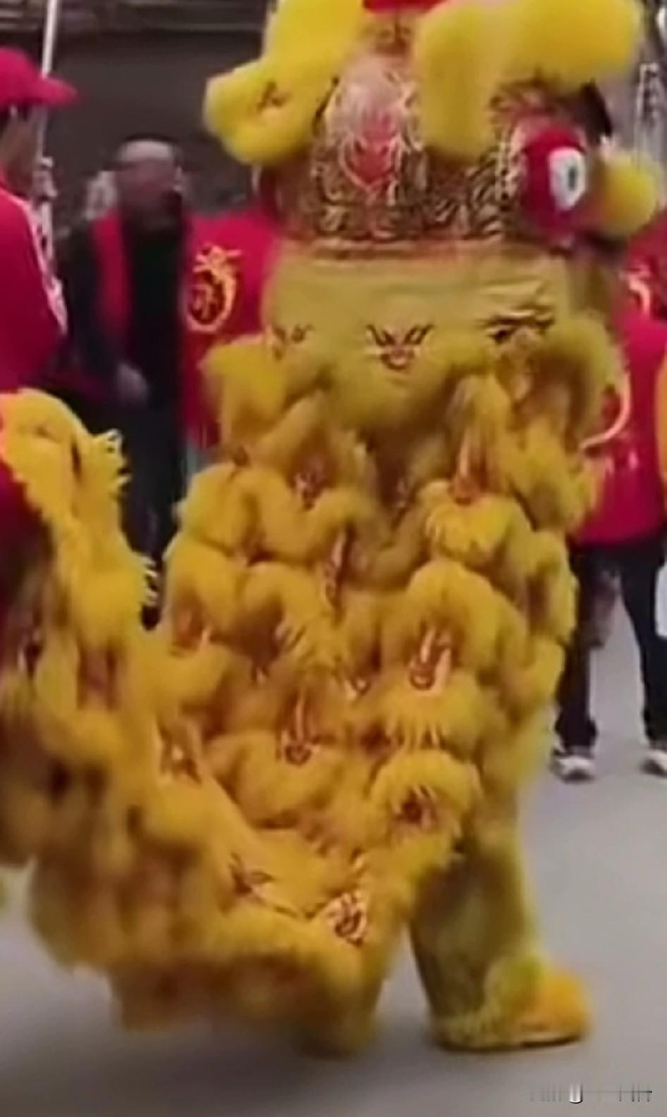 妈祖推不动瞬间，舞狮迈不动腿轿子抬不动，孩子懵懂无知，状态不灵动！有点木纳不会