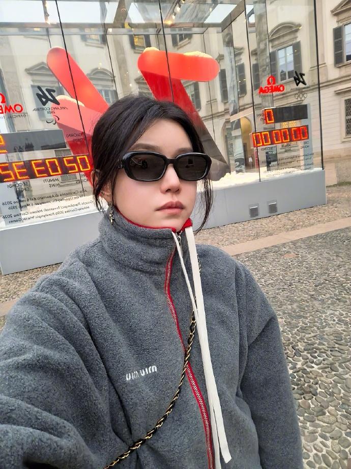 今天陈妍希现身北京机场，她这次穿了一身灰色的衣服，看起来很有高级感。陈妍希上