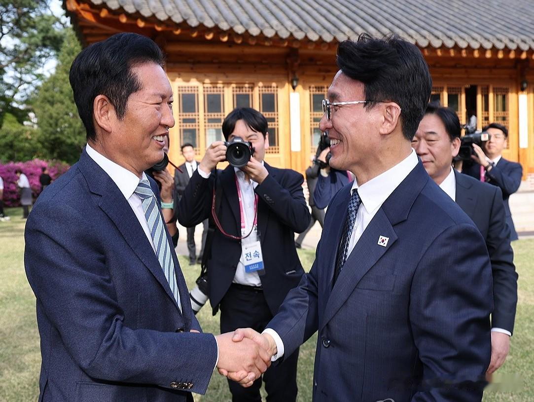 6月10日，韩国共同民主党召开地方选举后的首次公开最高委员会议，党内亲郑清来派系