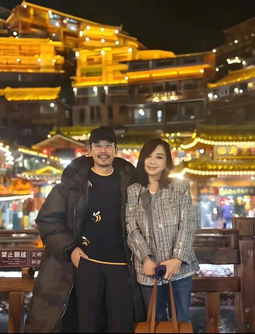 我想问，张铎这是故意在扮老吗？陈松伶、张铎两口子现身重庆旅游，陈松伶穿着一件格