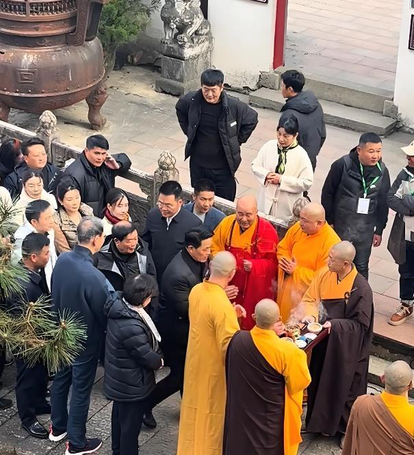 曹德旺和王石一起参观万福寺，寺庙破败不堪，方丈说：重修寺庙需要1600万，曹德旺