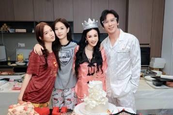 55岁钟丽缇晒睡衣庆生照，母女三人貌美如花