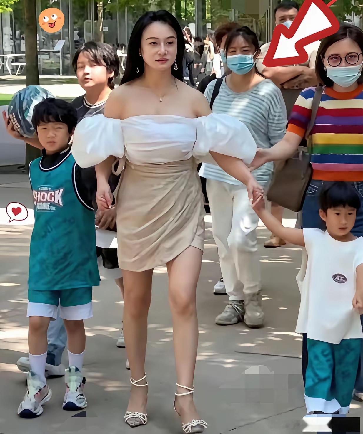 网友扒出冉莹颖参加家长会穿搭，她的穿搭和身边其他家长格格不入，这真的是有点太高调