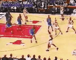 以前的球员打球是躲着防守球员打，现在是追着防守球员打[大笑]时代真的不一样了