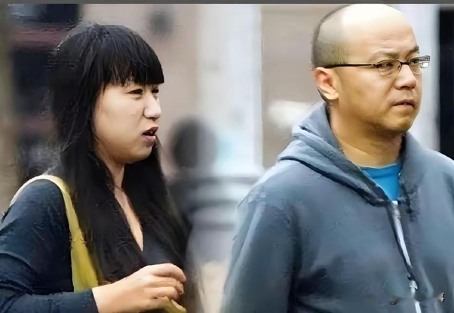 2010，北京，窦唯与第三任妻子陈冉低调同行。镜头下，窦唯戴着眼镜，身穿灰蓝色连