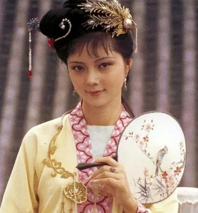 在一次节目中，欧阳奋强曾透露：当年，在拍《红楼梦》的时候，他曾经爱上一个漂亮的女