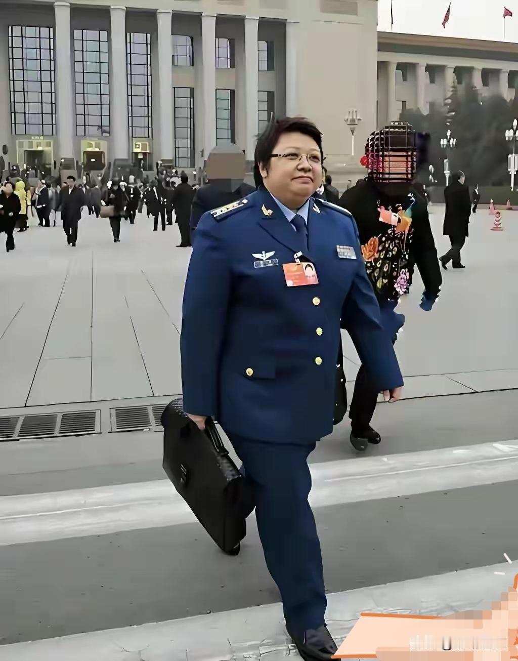 韩红气场好强大走出大将军的步伐。韩红唱歌的确好听，底气特别足。特别喜欢她唱的