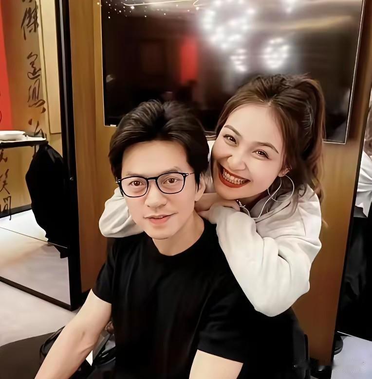 李健妻子当年被星探狂追？看到照片后，我好像懂了娱乐圈的“痛”！大家都说李