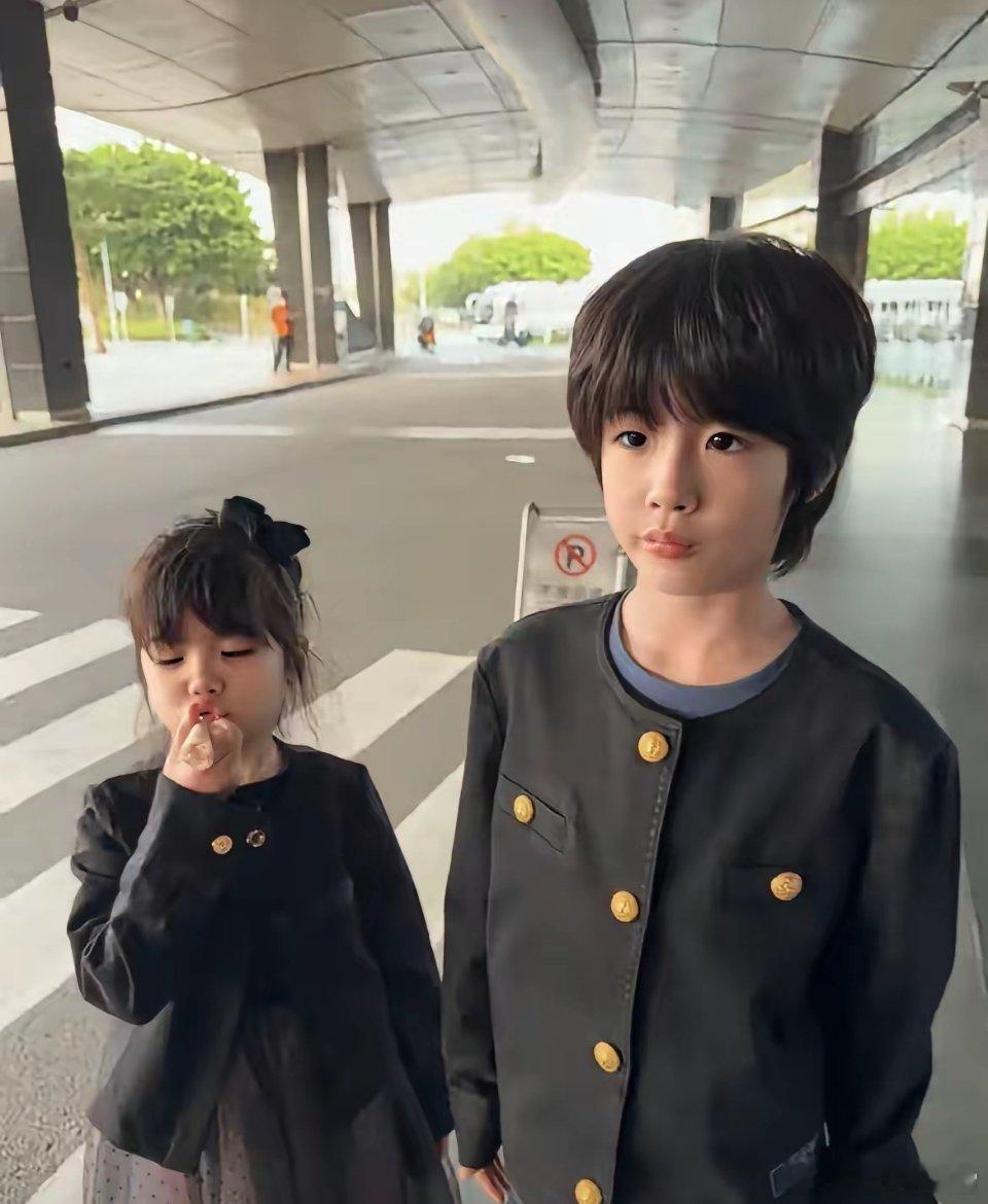 谁能想到，七年之前匆匆领证，儿女都已经慢慢长大，这场迟到许久的婚礼才如约而至。姜