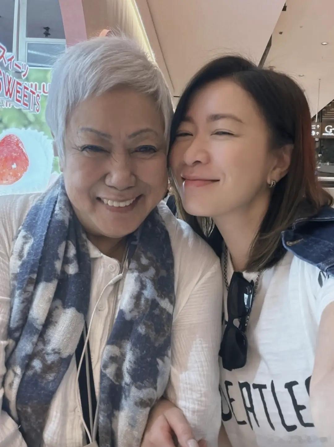 佘诗曼陪家人出国旅游，45岁弟弟罕露脸有型有款，姐弟俩长得不像！