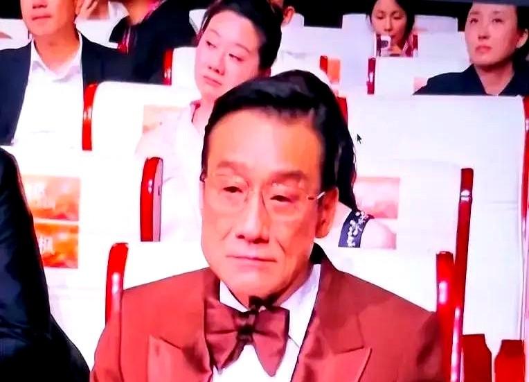 拿下百花影帝那一刻，易烊千玺干了件反常规的事。8月10日晚，现场实名投票出炉