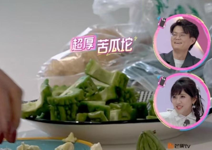 孙怡做苦瓜炒牛肉时，她把苦瓜切成了很大块的圆筒形，也没有焯水，直接下锅和牛肉一起