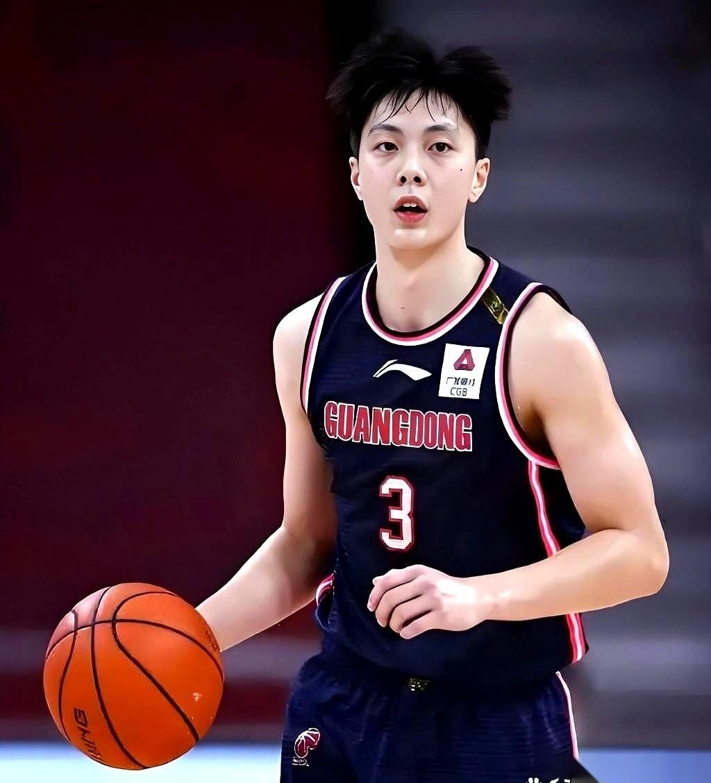 四个大中锋啊，摆在内线，跟四根擎天柱似的。结果呢？第一场被陶汉林凿，第二场被蒋