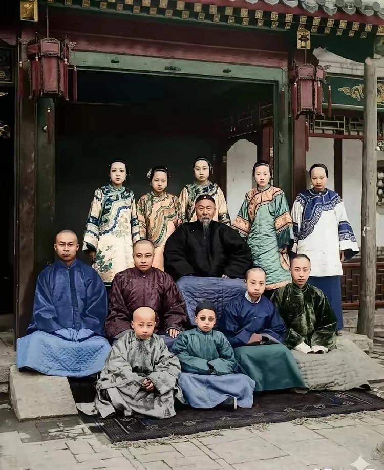 晚清第一家“李鸿章家”在家门口的合影，图中他的6个儿子环绕在他的两侧席地而坐，身