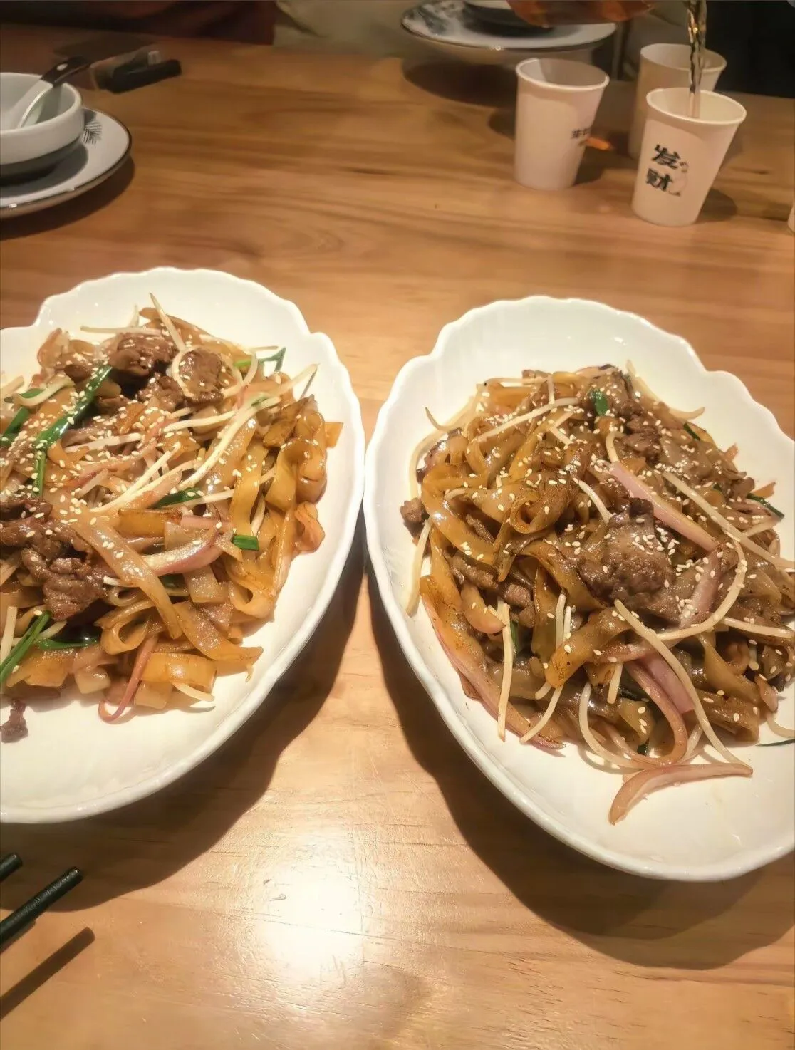 两位粤菜师傅各炒了一份干炒牛河，两份干炒牛河摆在你面前，你先吃那盘？