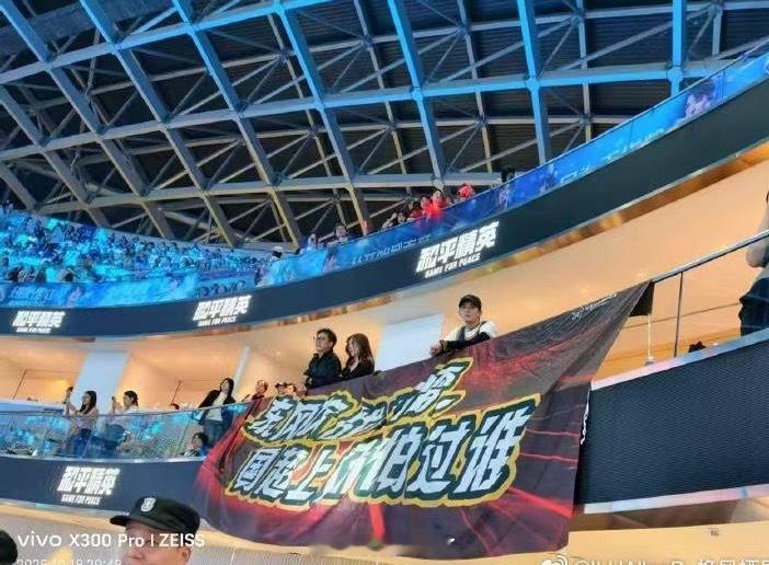 徐正溪也去看任嘉伦打篮球啦，他俩感情真的好👍​​​
