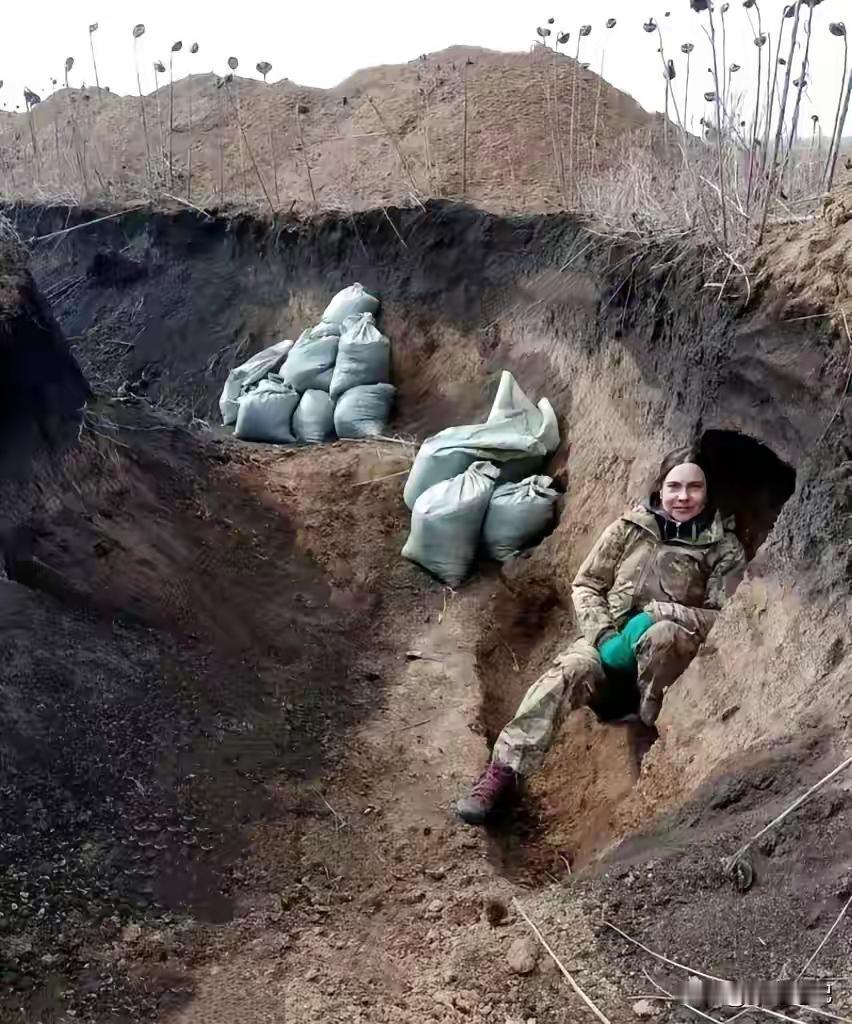 看到这个场景，心里五味杂陈。在乌克兰的战场上，挖战壕都不分男女，女兵们同样要直面
