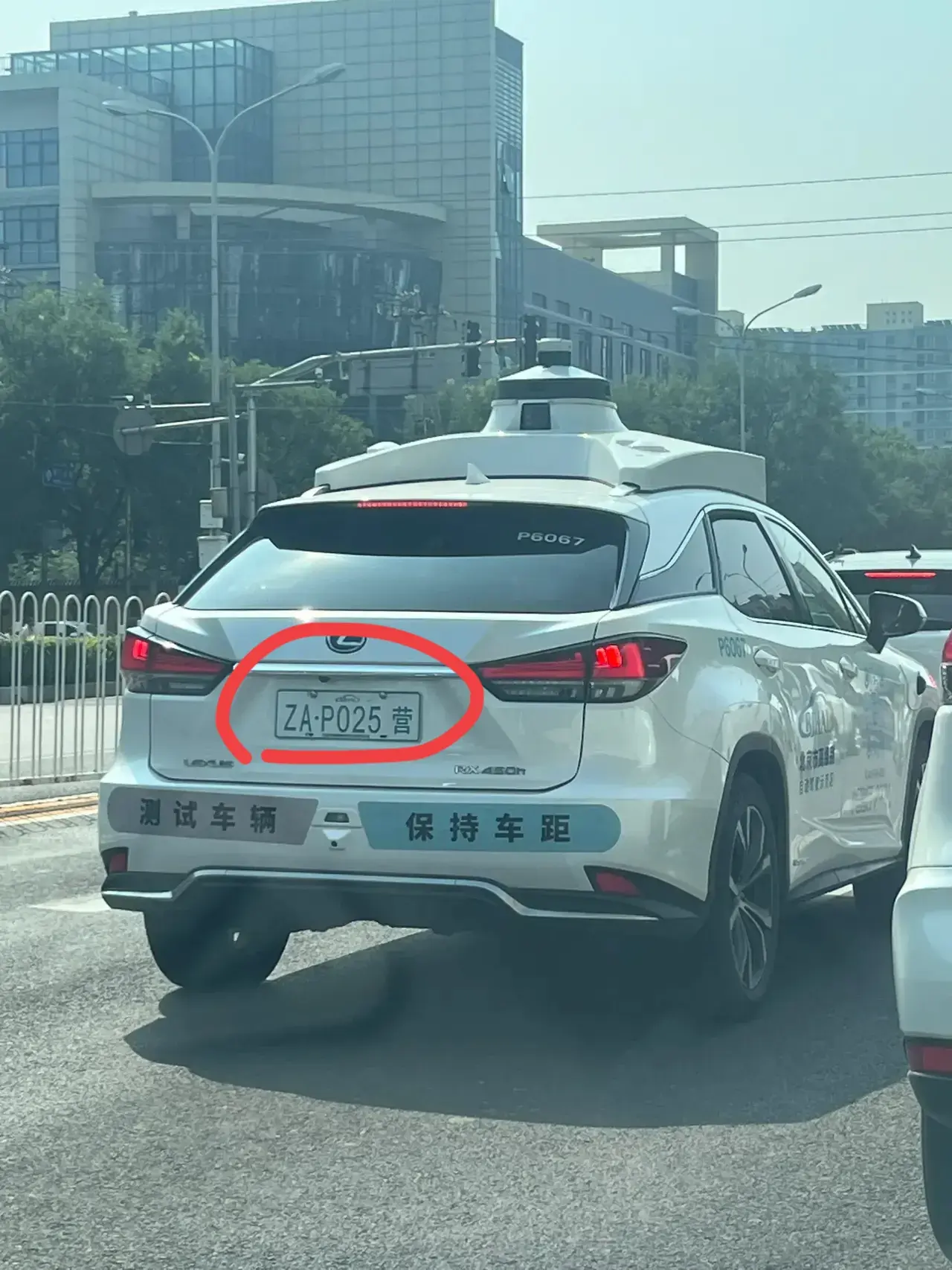 这是什么车牌号，看上去也不像军车警车