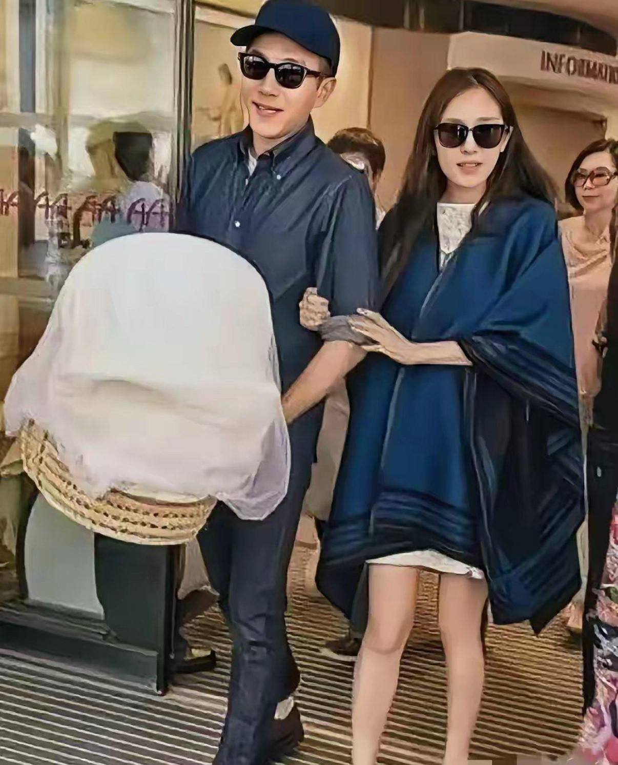 这是当年杨幂夫妇和angelababy夫妇生完孩子的照片，感觉都好有气质啊！​