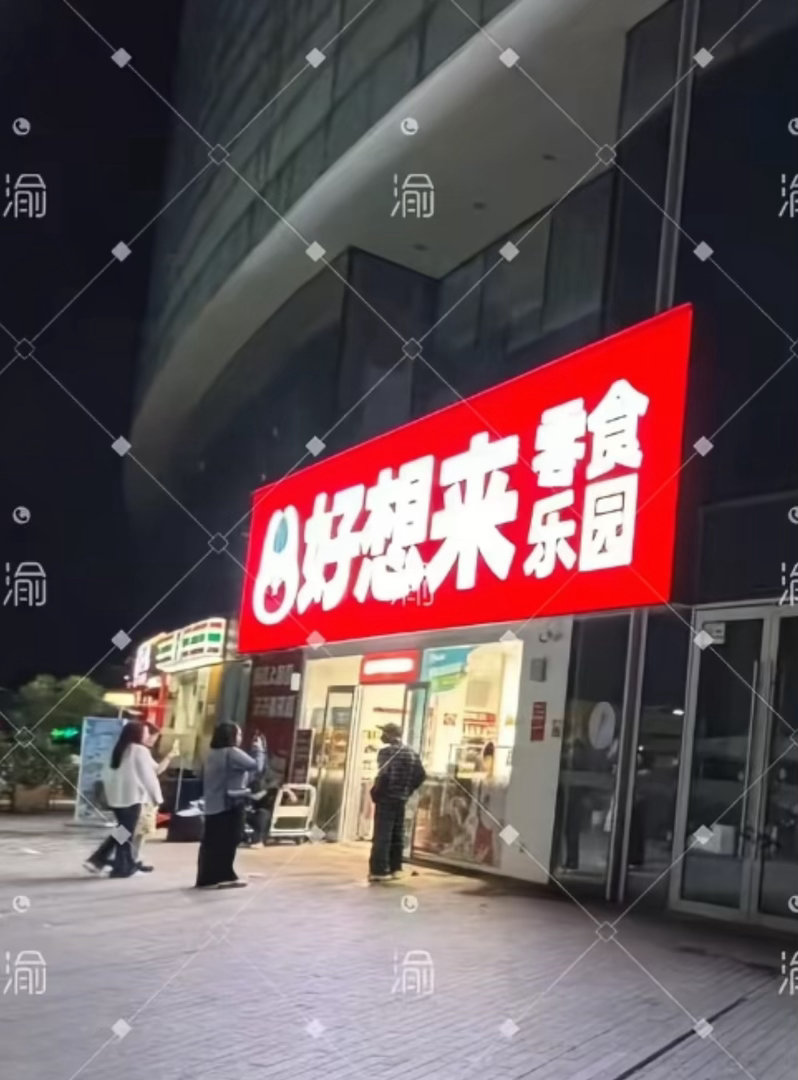 谁家代言人这么可爱呢？和自己的海报合影果然成功男人的背后是自己