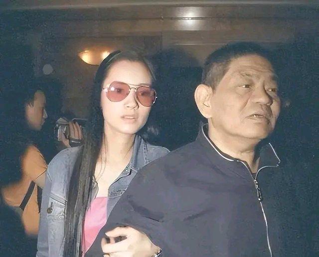 这个故事的主角是郑艳丽。上世纪90年代香港，她酷似李嘉欣，一出道就和梁朝伟合作《