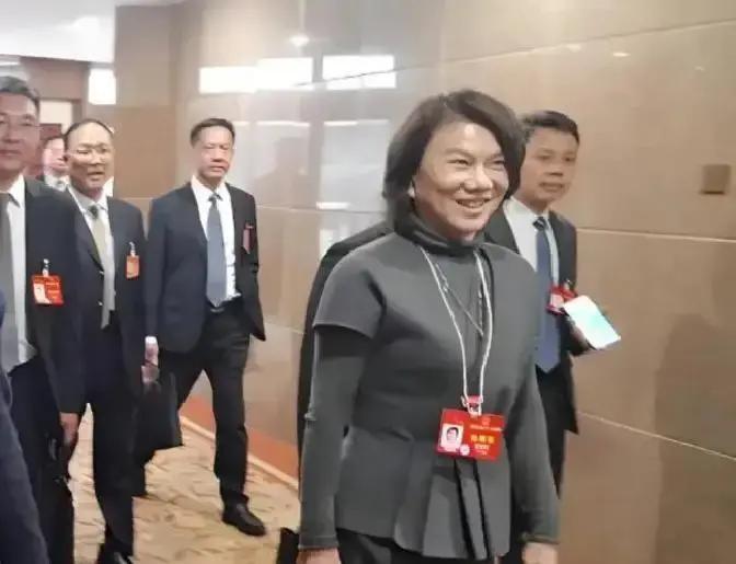 1991年的合肥城西，几辆破旧的卡车把一家铁皮仓库的门口堵得严严实实一个女人