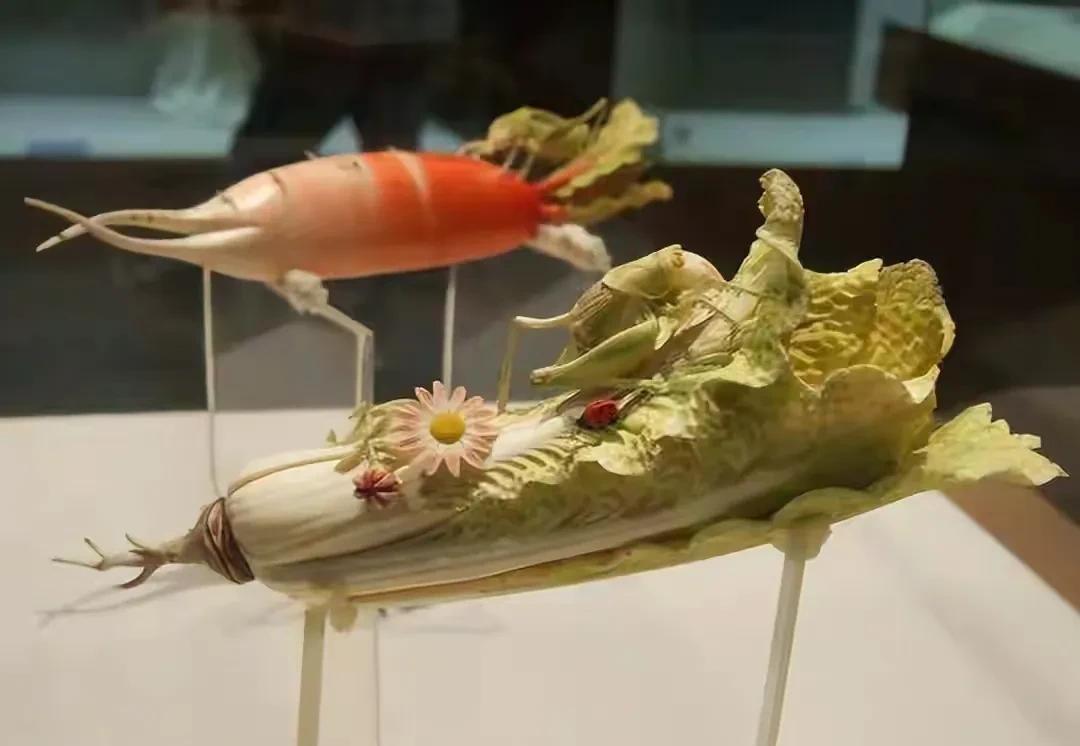 1972年，河南商丘一农妇正在院子里洗蔬菜，打算炒了为丈夫下酒，慢慢地，她察觉到