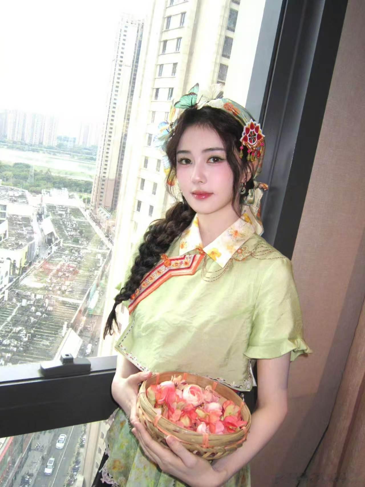 白鹿孟子义掀帘子出场徐志胜说孟子义光你好看白鹿卢昱晓短视频营业谁懂啊，白鹿孟