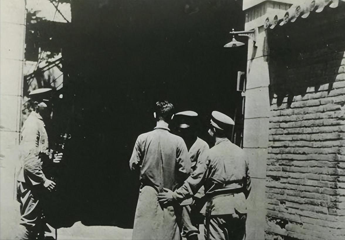 1940年，一侦查员被伪军围捕，情急之下，他跑到一户人家门口，哀声请求道：“大娘