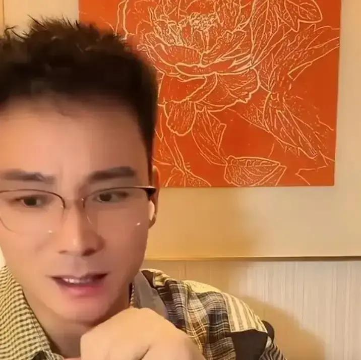郭少杰干了一个月导师，扭头就把底裤给掀了。他说木森大舞台，台上天天锣鼓喧天，