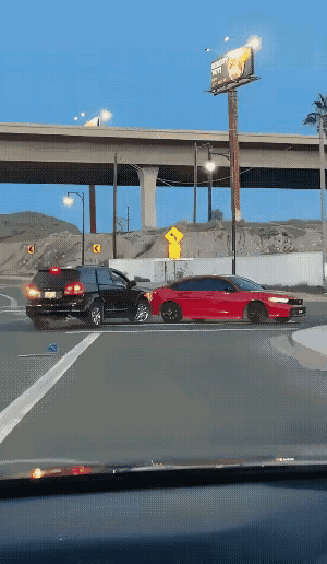 老话说的好，软的怕硬的，硬的怕横的，横的怕不要命的，这个年轻人以为自己很厉害，也