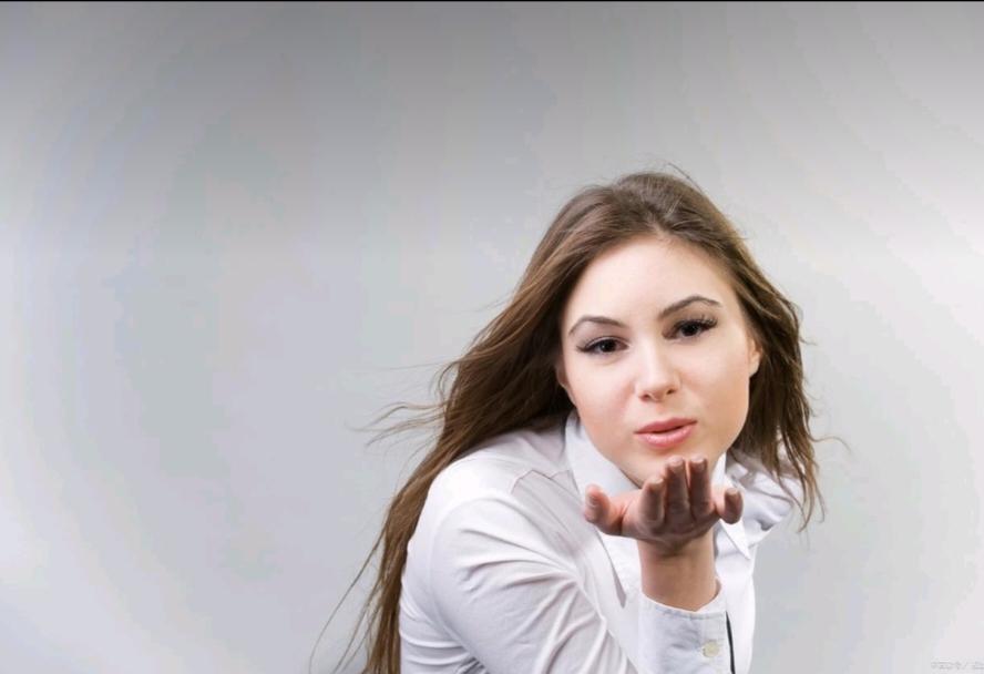 女子看中一辆二手车，谈好32万。交了8000定金后，她去喝水时，无意中听到车主老