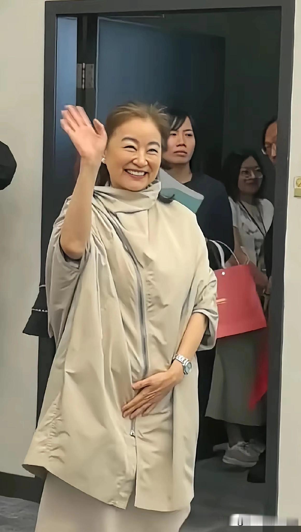 近日，不老女神林青霞和刘晓庆都公开露面了！林青霞72岁，刘晓庆75岁，两个人同样